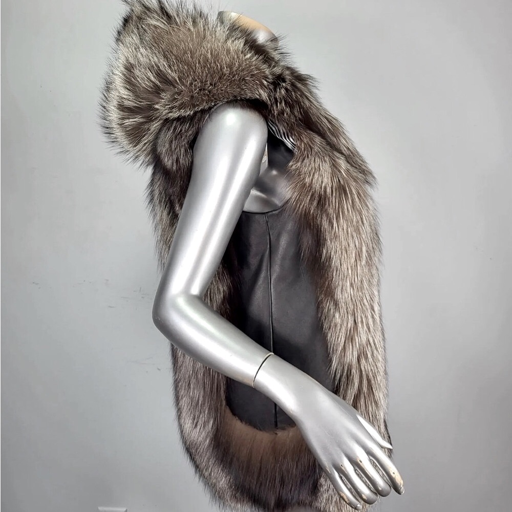 LAFURIA Silver Fox hooded vest. Size M (8-10) - Picture 6 of 14